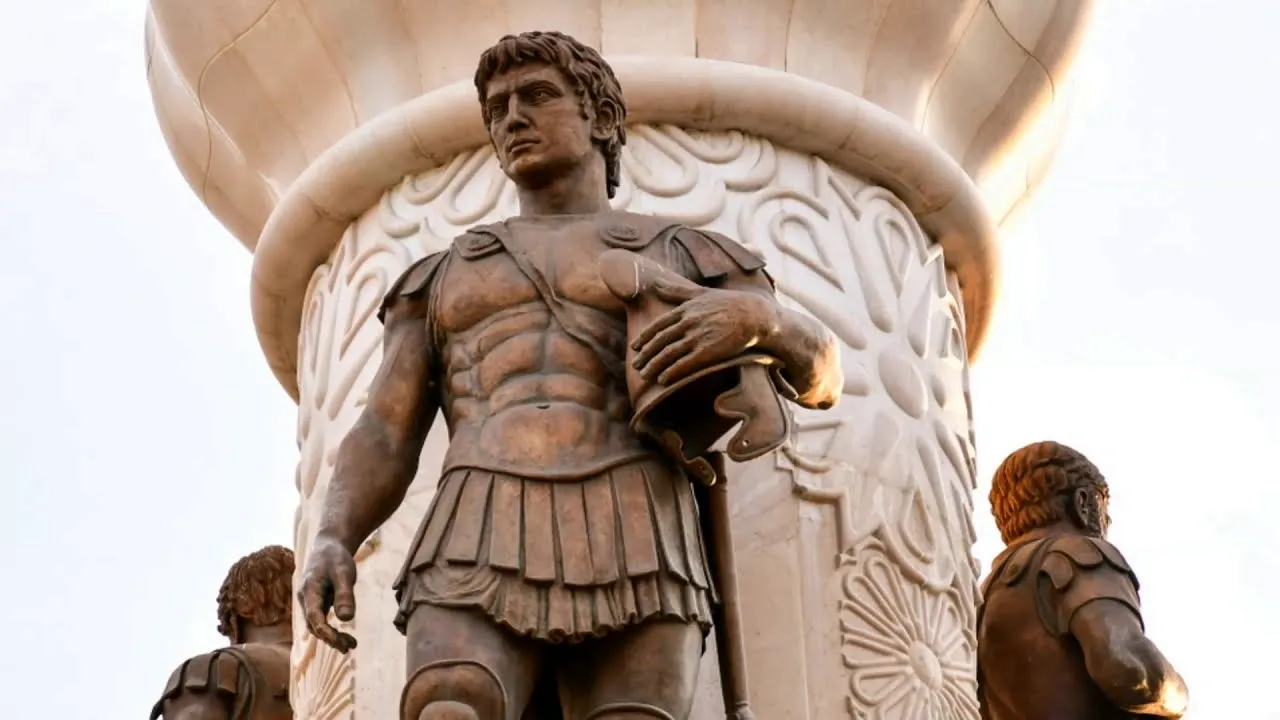 Александр Македонский статуя
