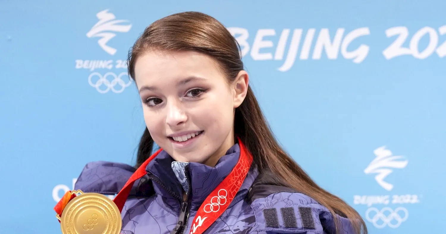 Аня Щербакова с олимпийской медалью