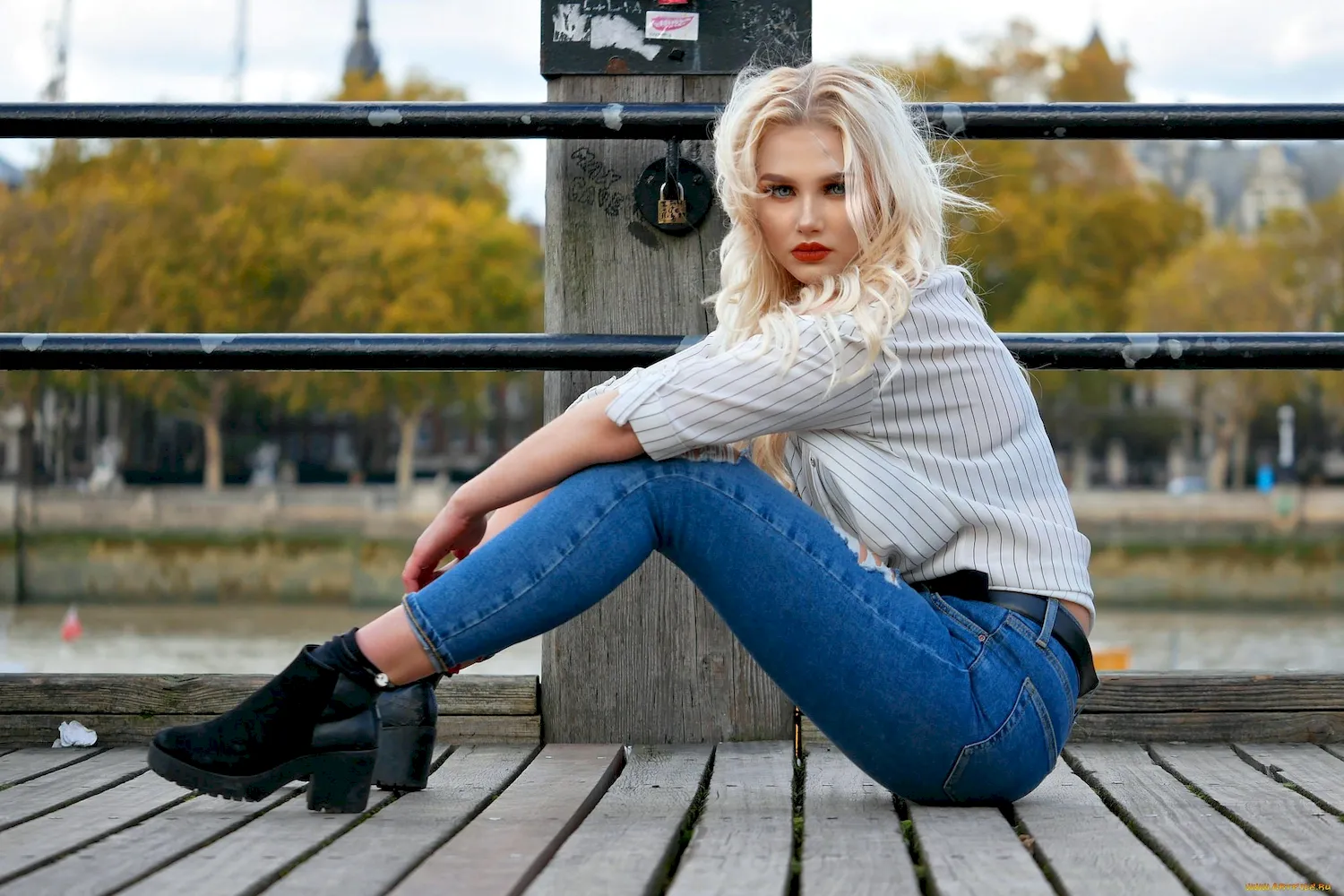 Блондинка в джинсах