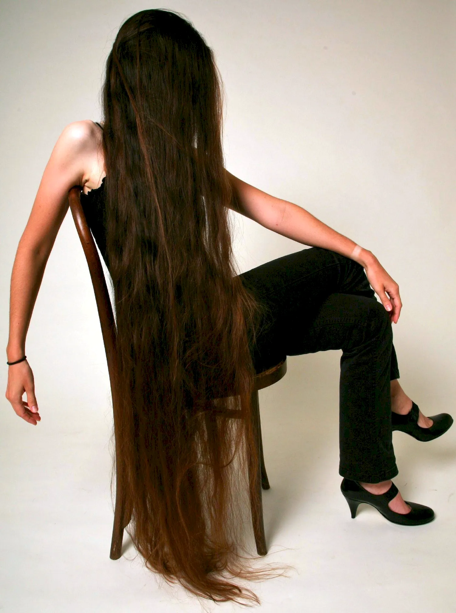 Брюнетка с очень длинными волосами