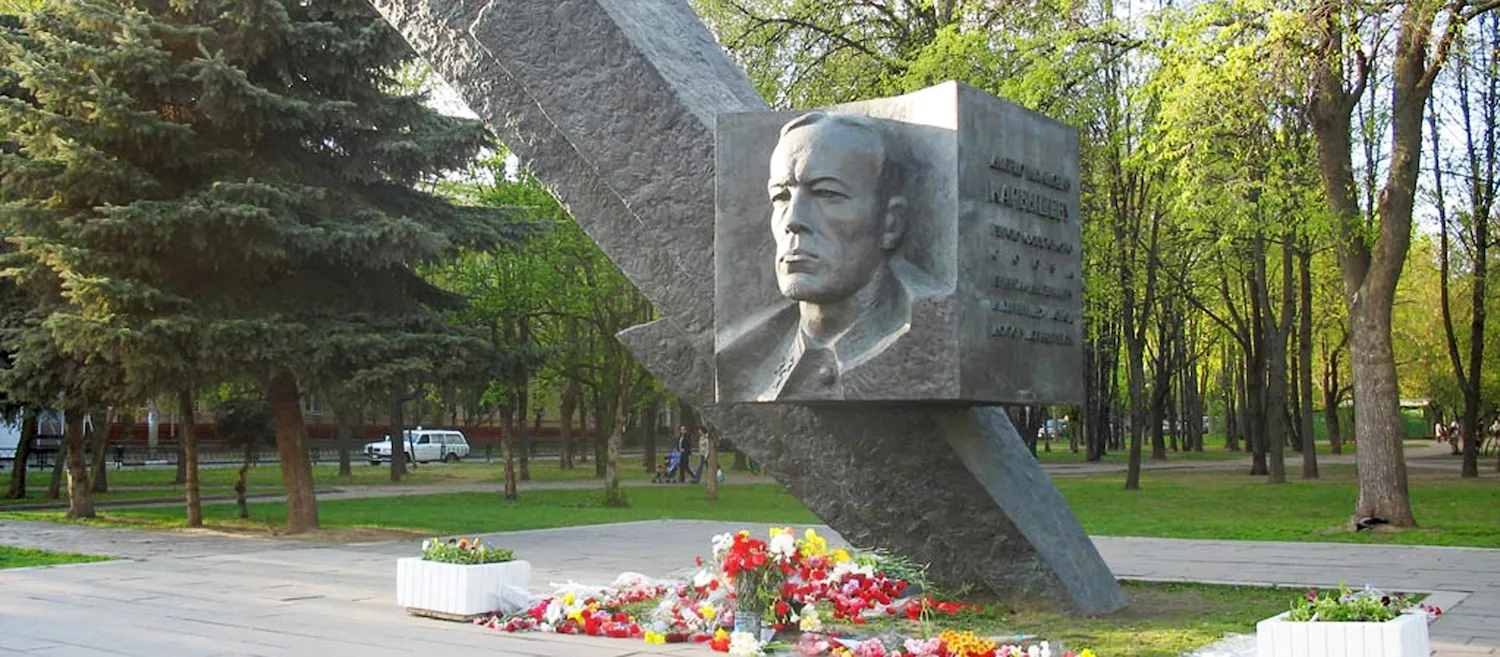 Бульвар Генерала Карбышева памятник