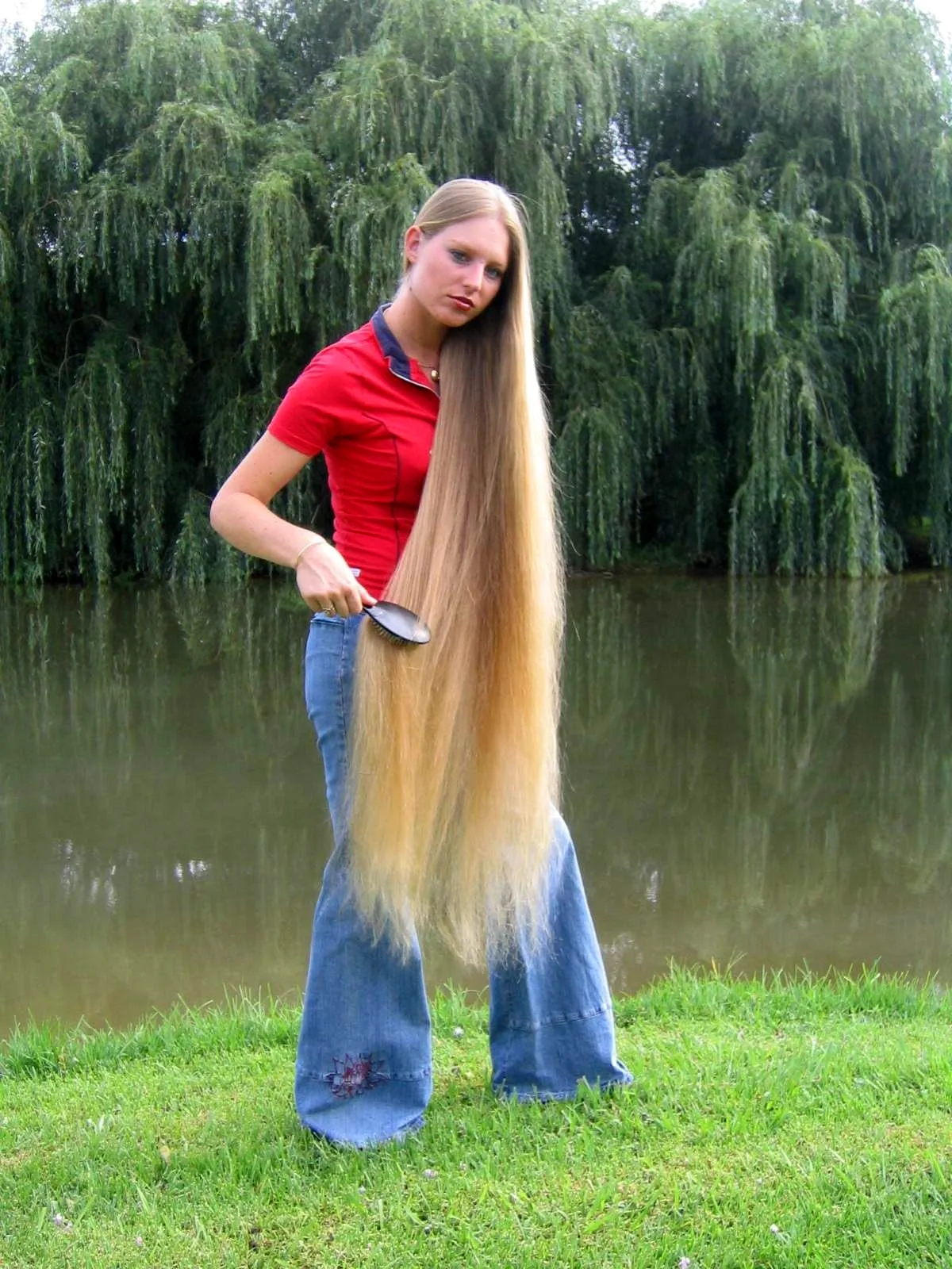 Девочка с очень длинными волосами