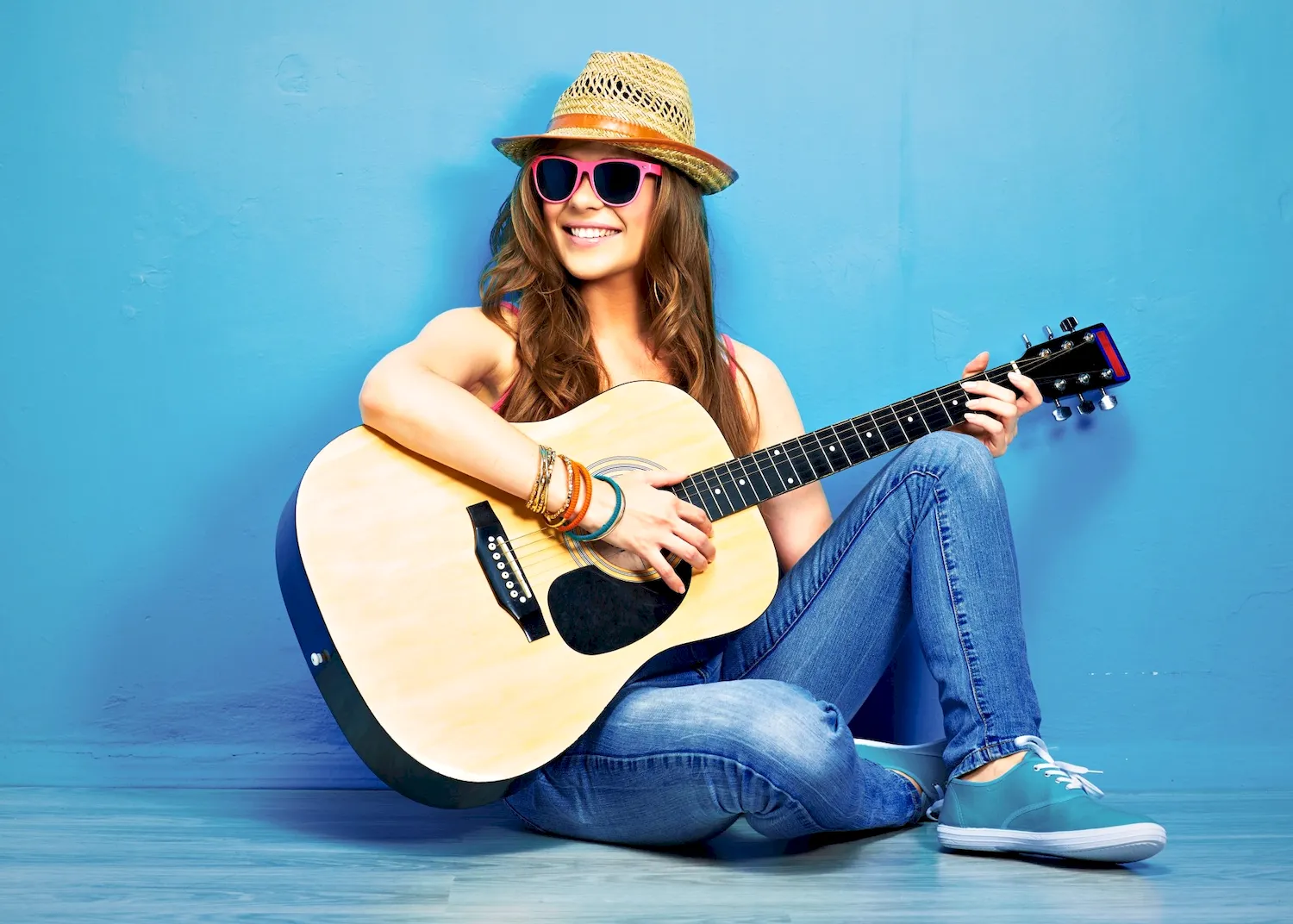 Девушка на полу с гитарой