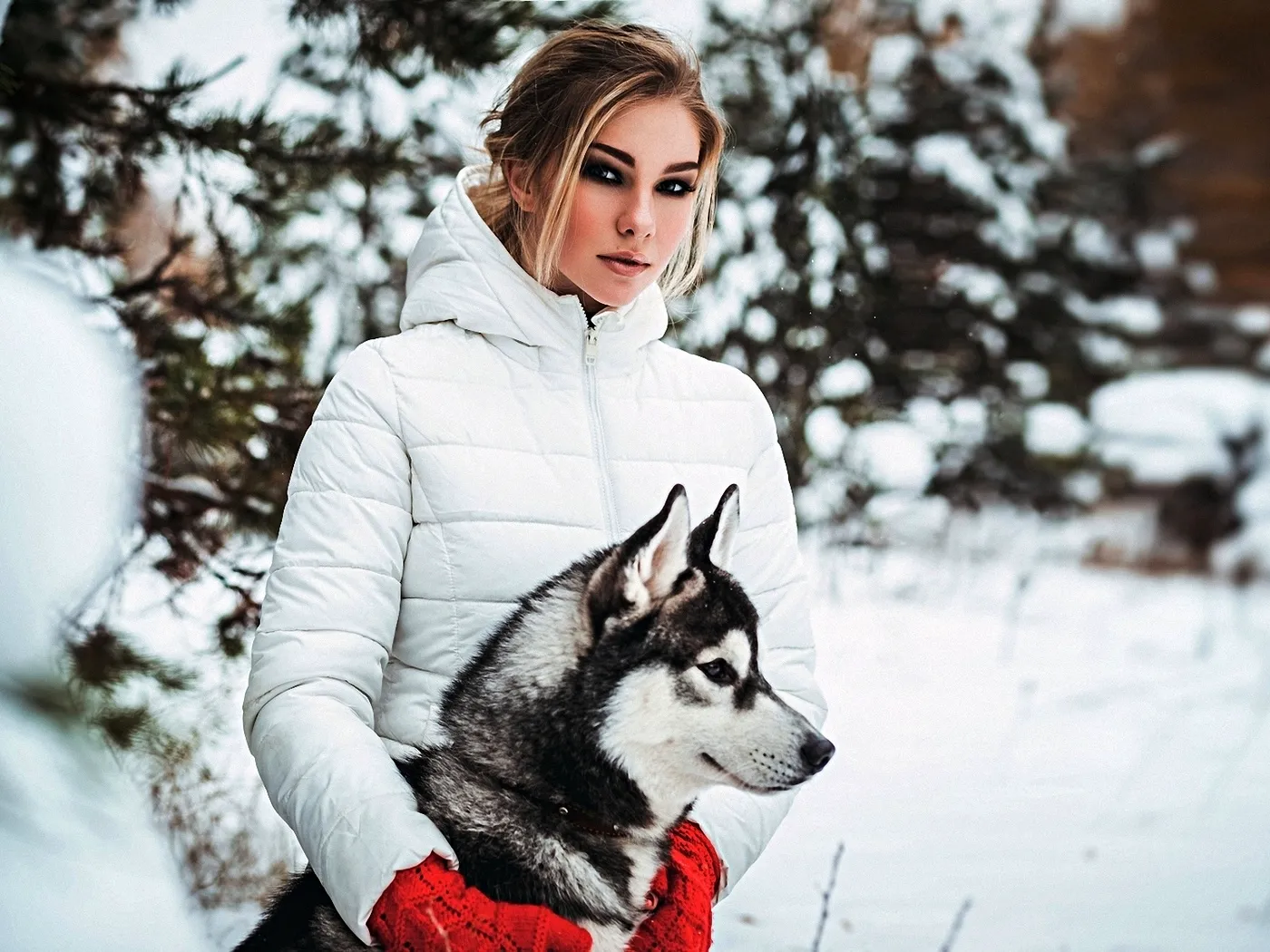 Девушка с овчаркой зимой