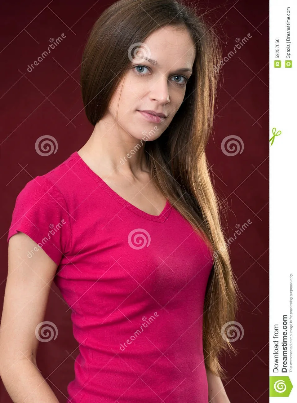 Девушка в красной майке стоковые фото