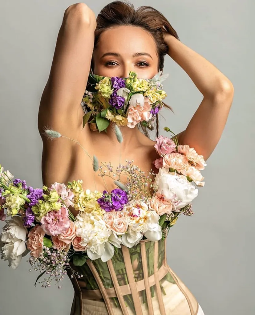 Девушка в маске с цветами