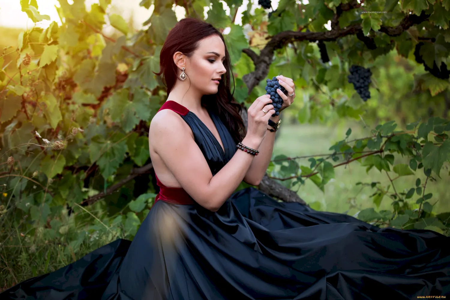 Девушка в платье на виноградники