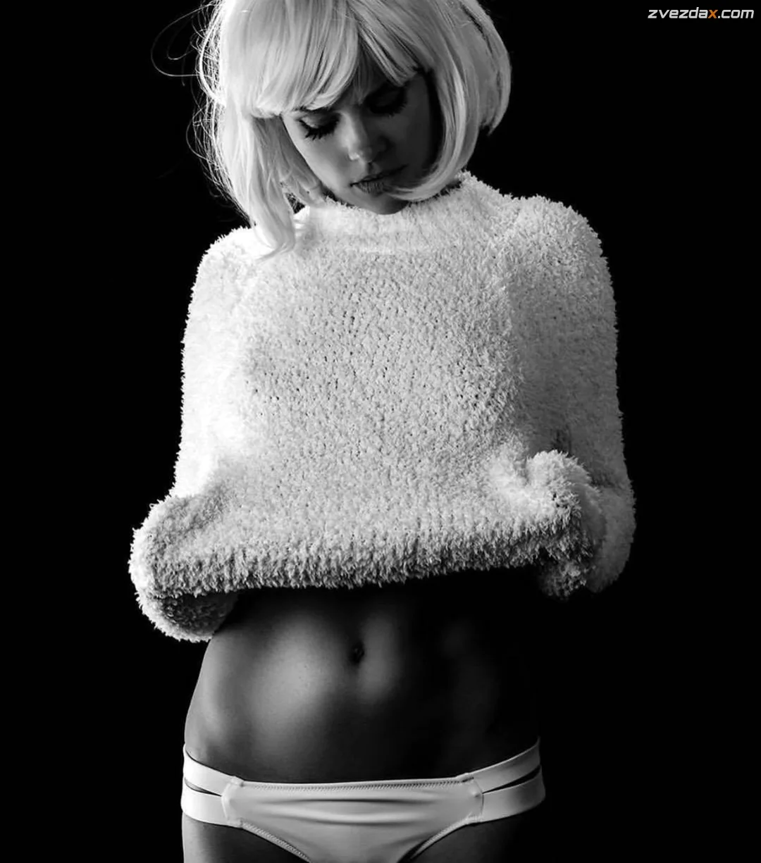 Девушка в пушистом свитере