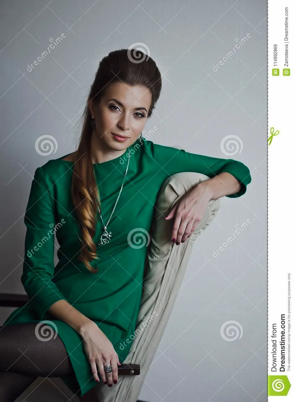 Девушка в зелёном кресле