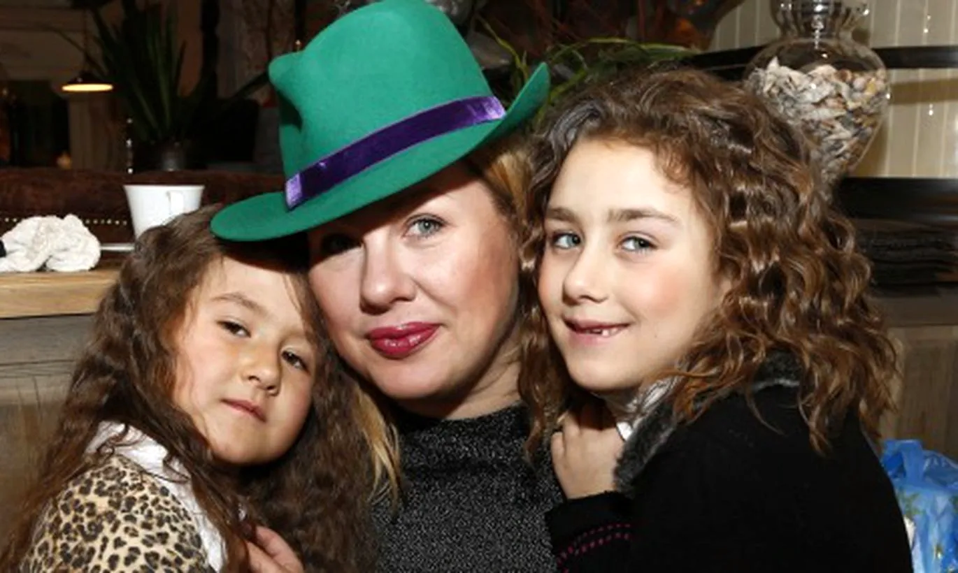 Ева Польна с дочерьми