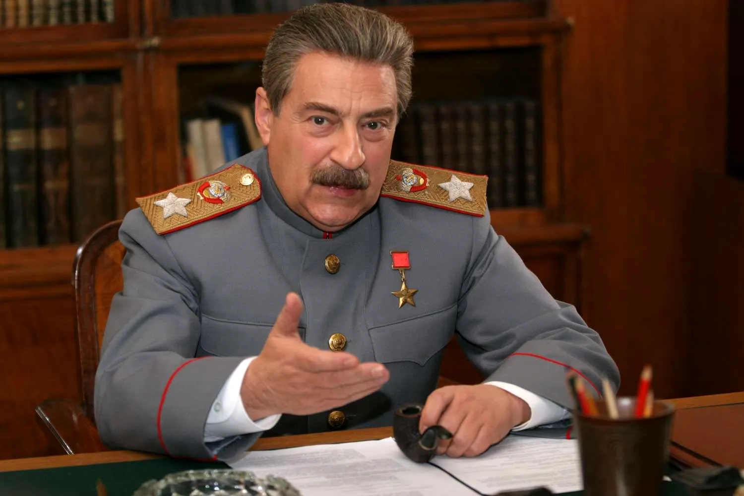 Геннадий Хазанов в роли Сталина