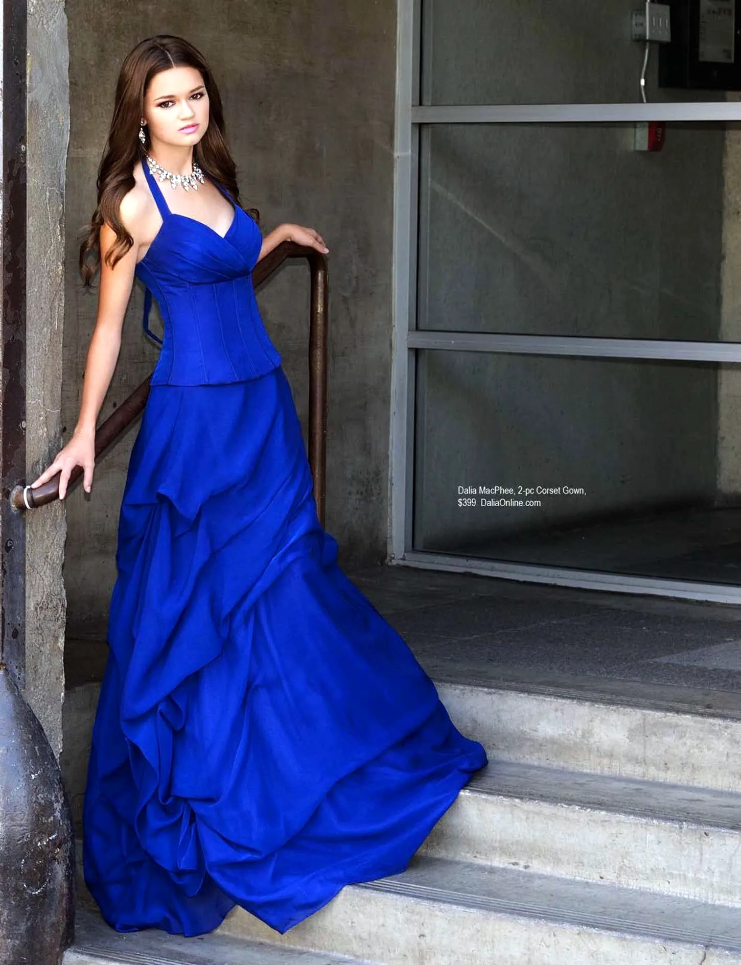 Киара Браво в синем платье