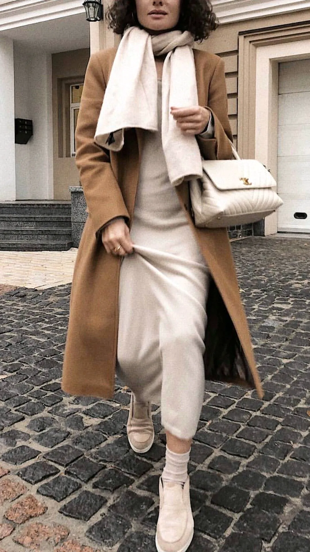 Маргарита Мурадова в пальто