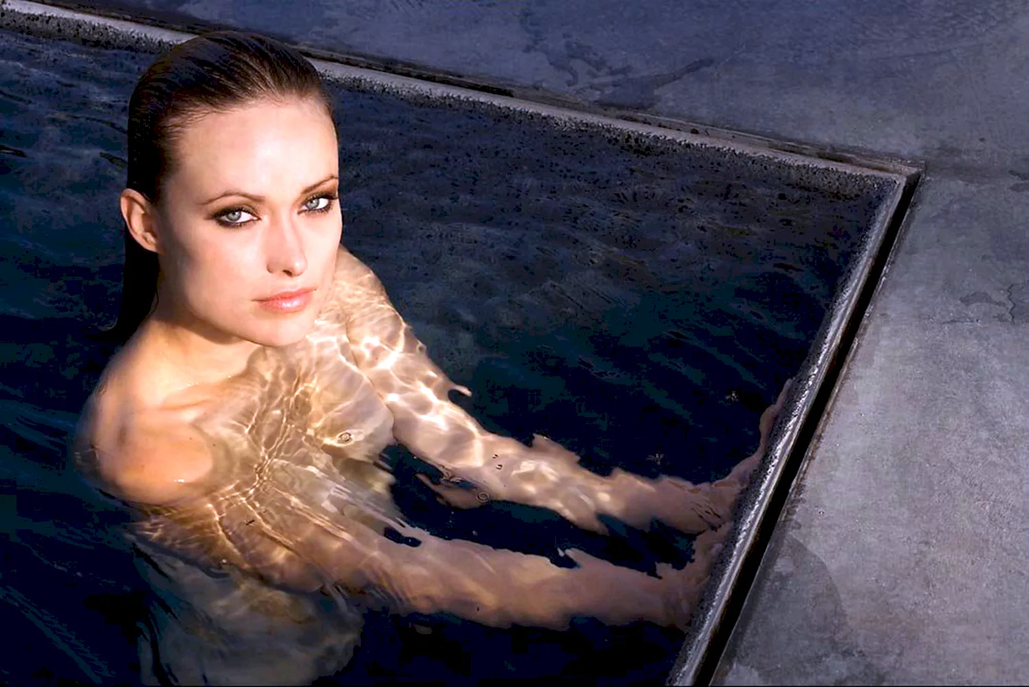 Оливия Уайлд в бассейне