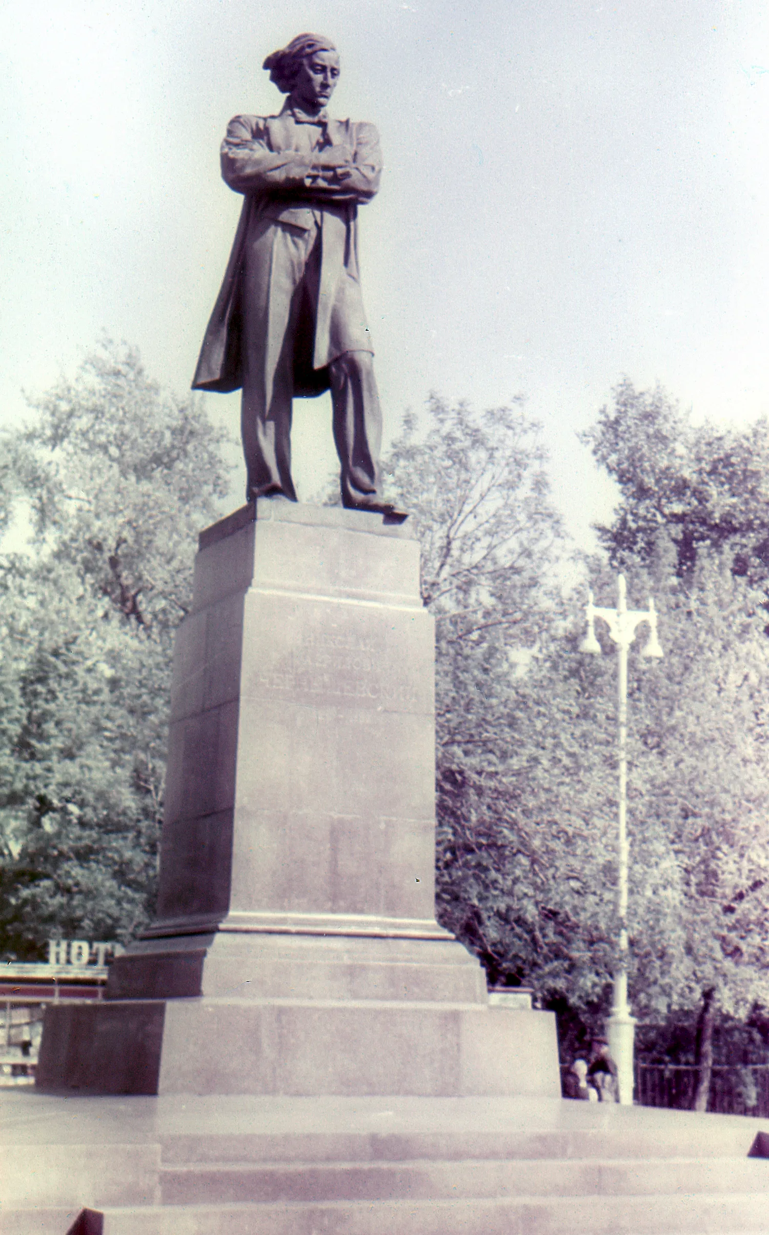 Памятник Чернышевскому (Саратов, площадь Чернышевского)