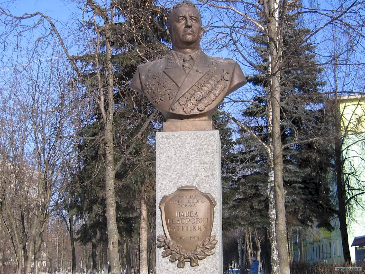 Памятник маршалу Батицкому в заре