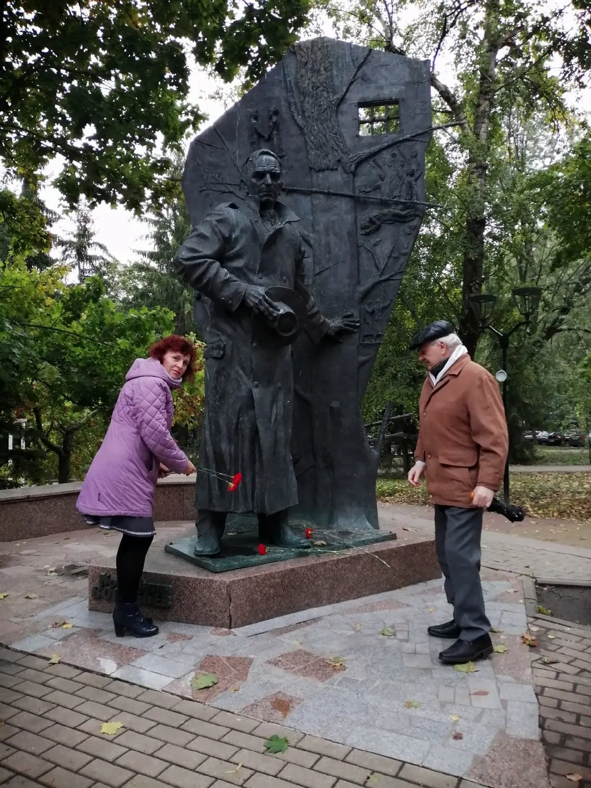 Памятник писателю Константину Воробьев