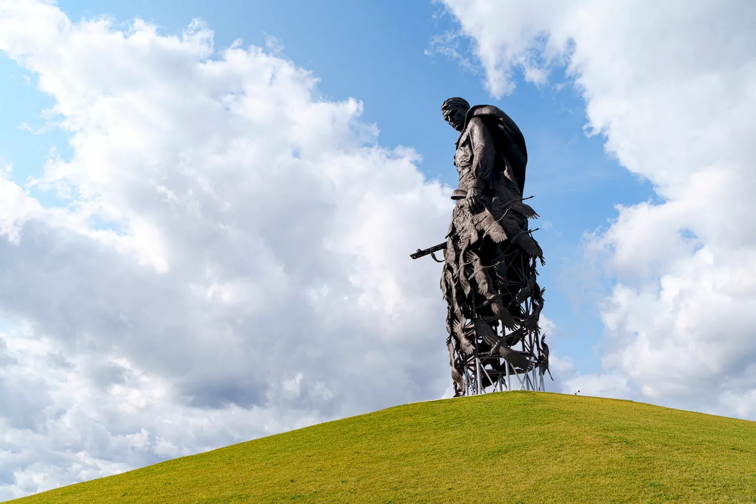 Памятник советские солдаты держат над собой мир