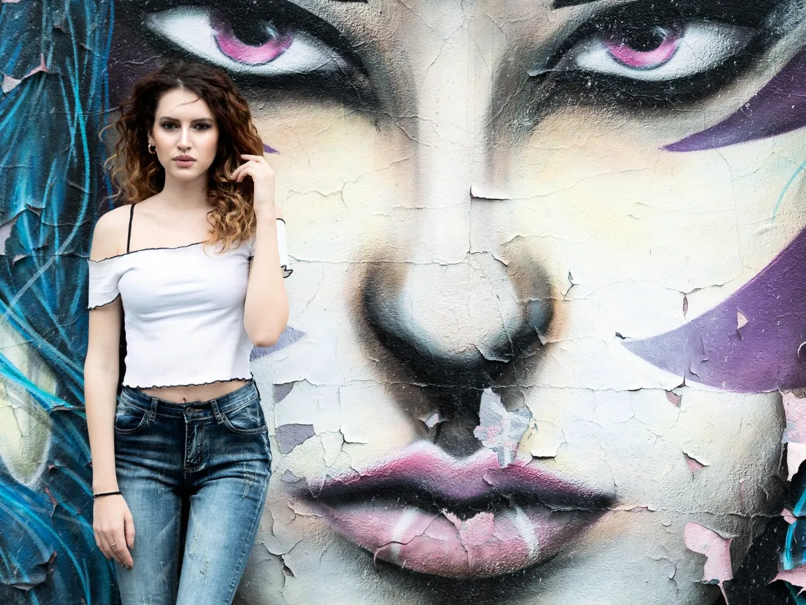 Портрет на фоне граффити