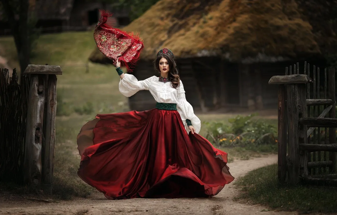 Русская женщина в красной юбке