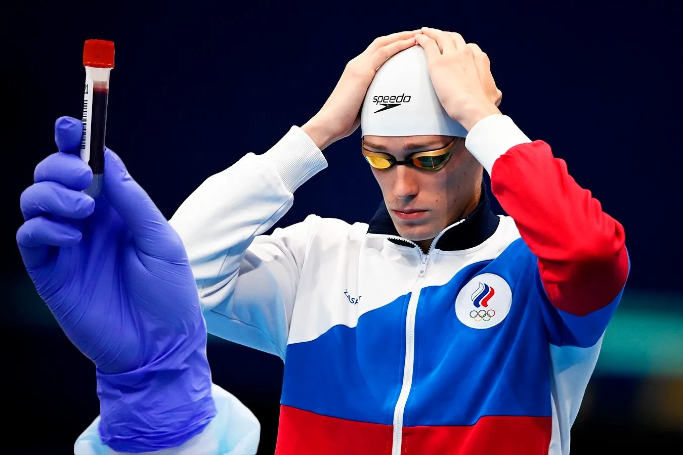 Русский Олимпиец показал палец средний