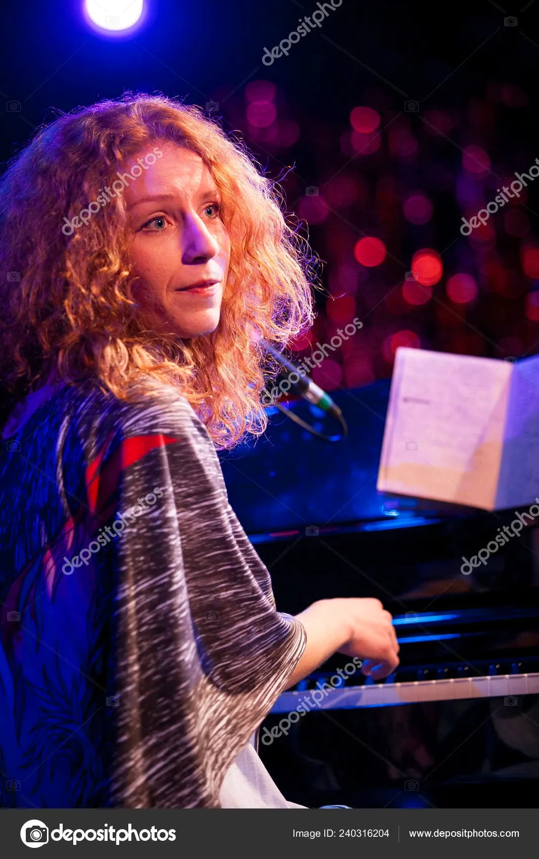 Рыжая пианистка певица