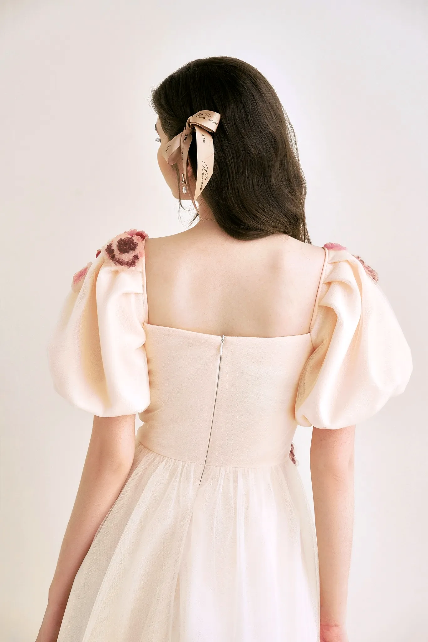 Свадебное платье с крылышками на плечах