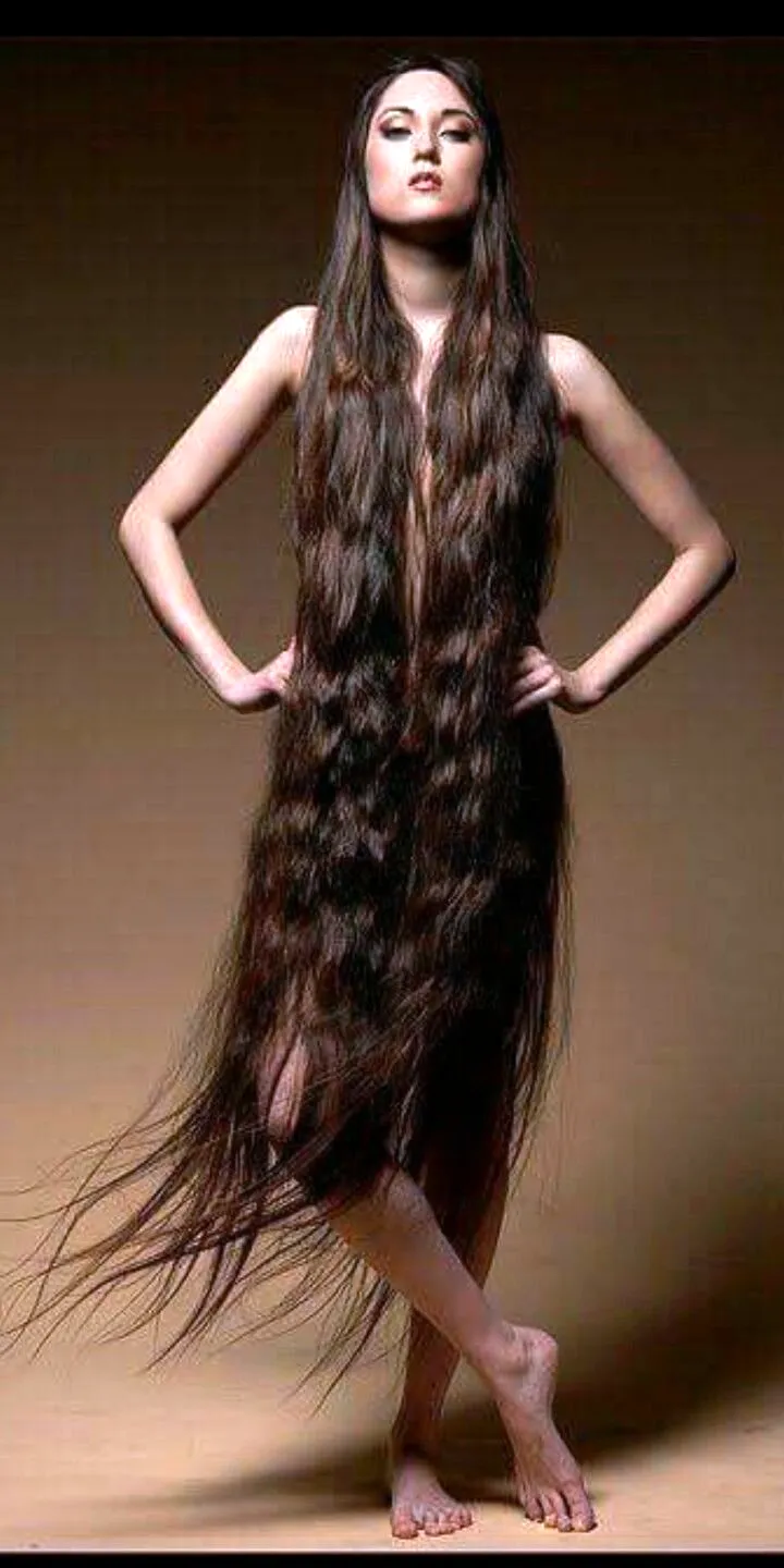 Женщина с длинными волосами