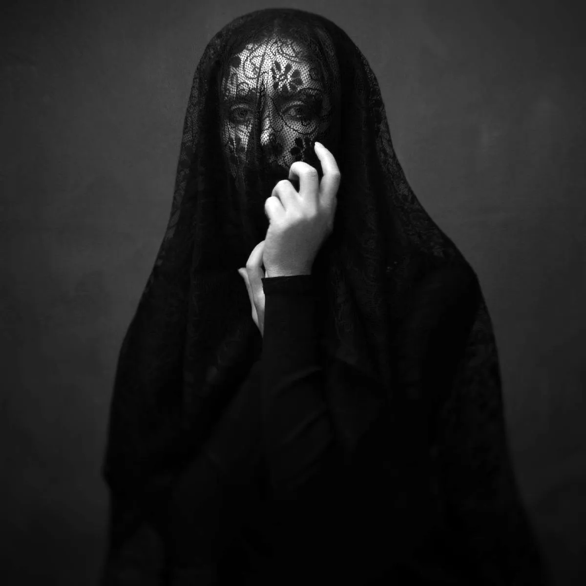 Женщина в черной вуали