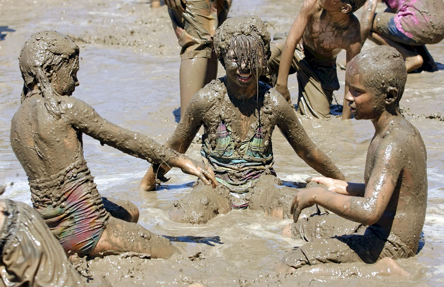Африканские дети в грязи