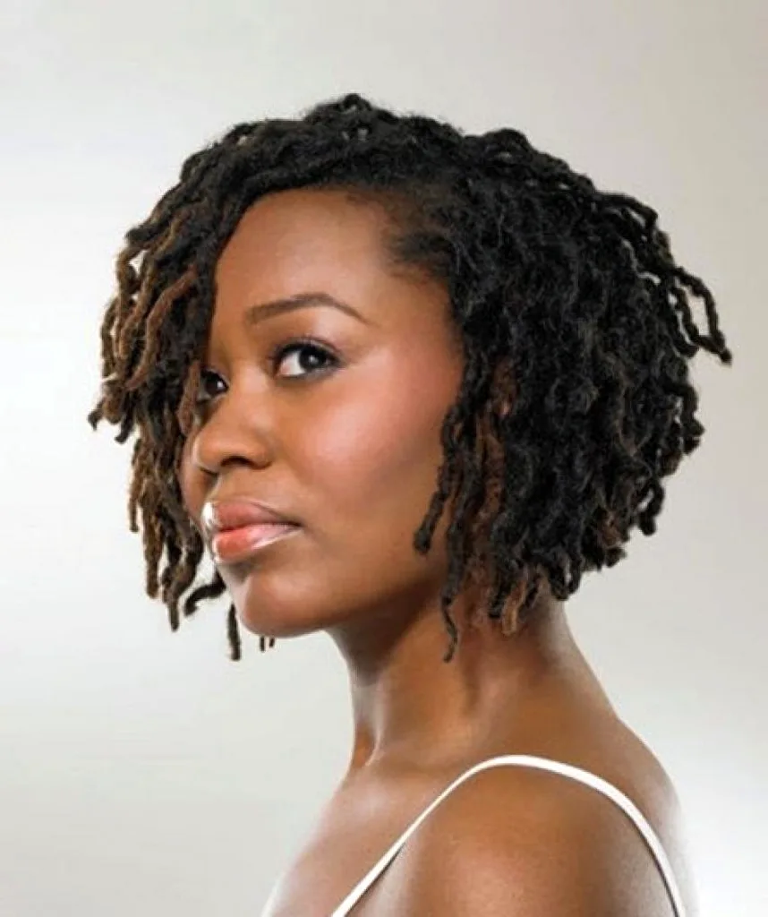 Афроамериканка с дредами на короткие волосы