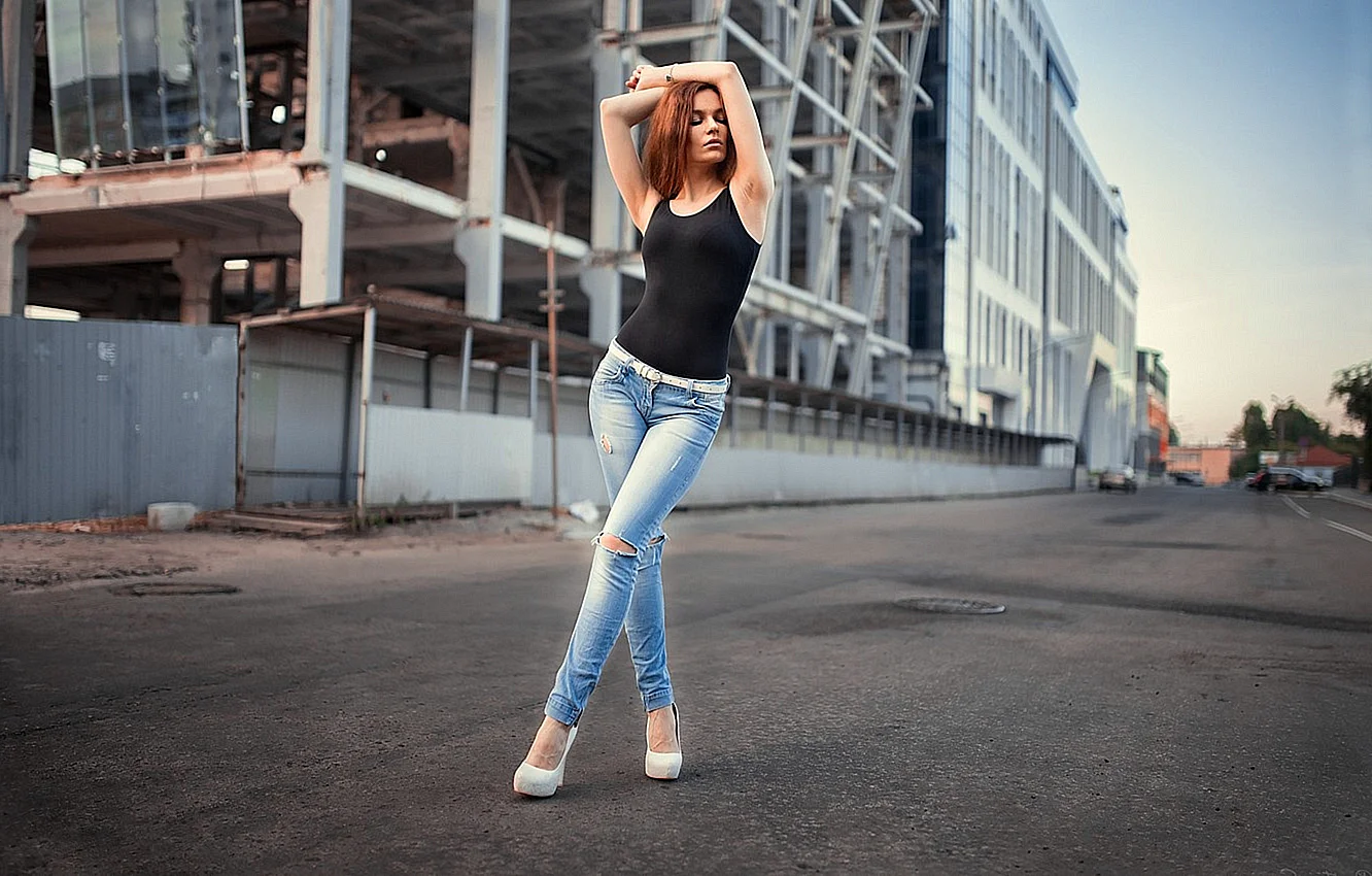 Александра Стэн в джинсах