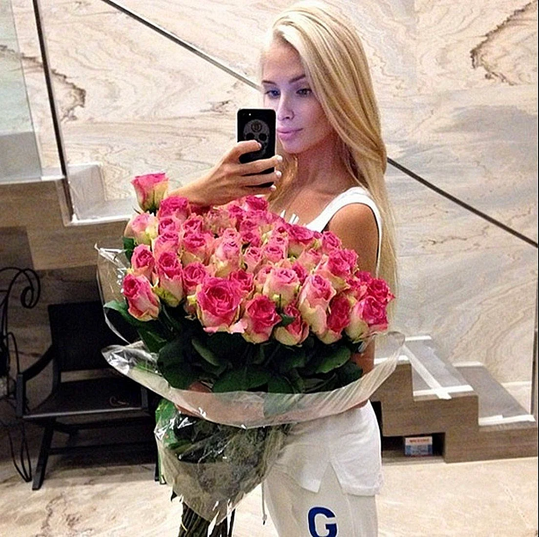 Алена Шишкова с цветами