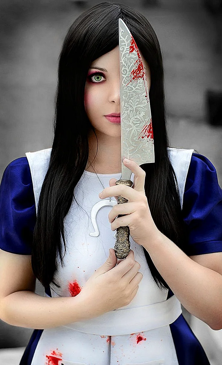 Алиса Лидделл косплей с ножом