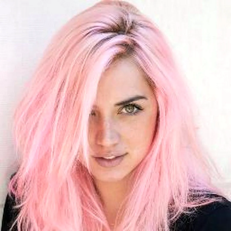 Ана де Армас розовые волосы