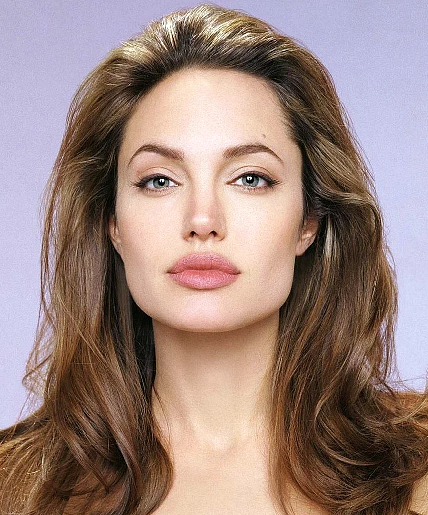 Анджелина Джоли анфас