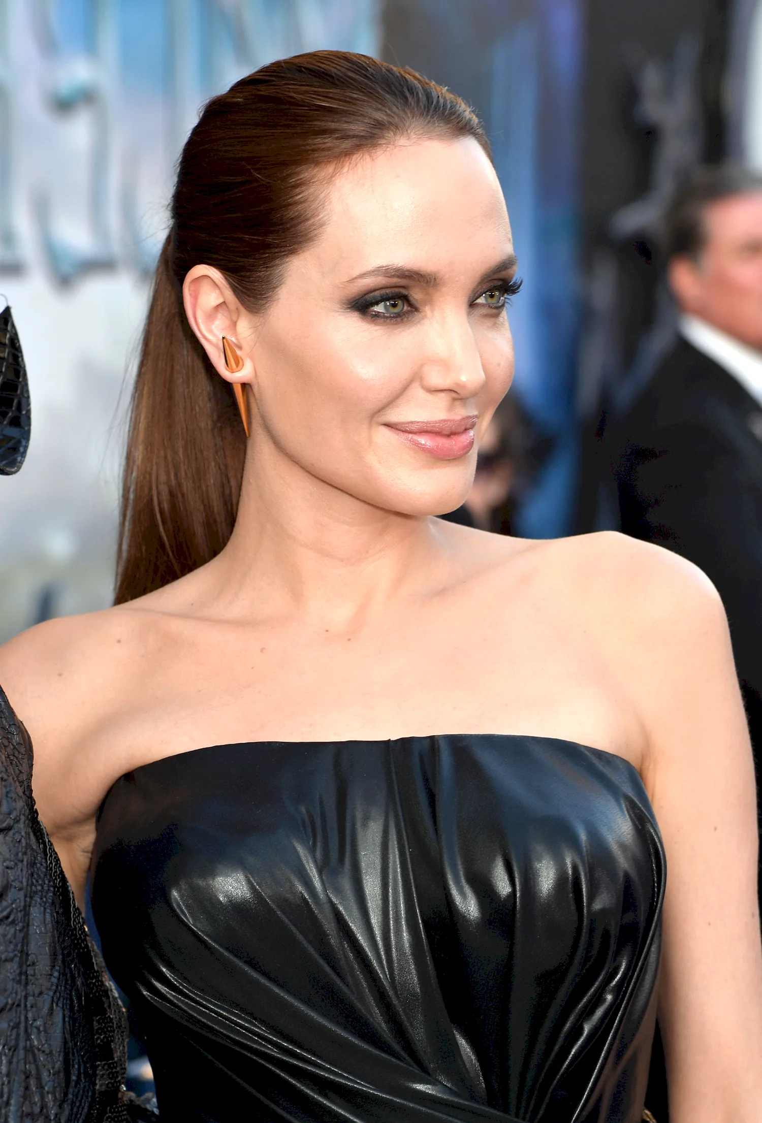 Анджелина Джоли с хвостом
