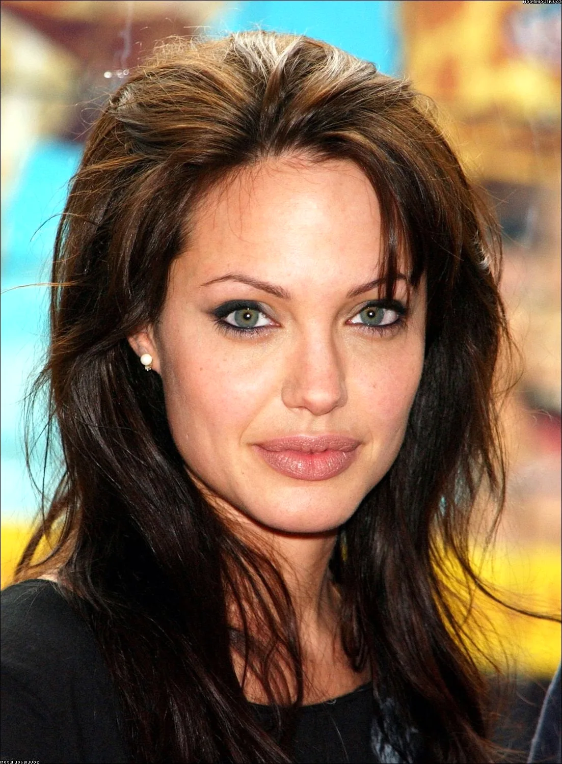 Анджелина Джоли с короткими волосами