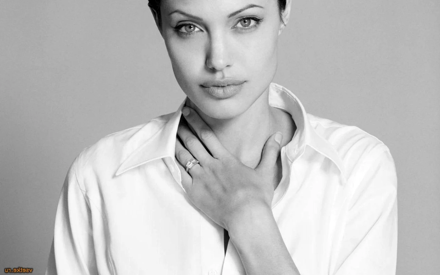 Анджелина Джоли с короткой стрижкой в молодости
