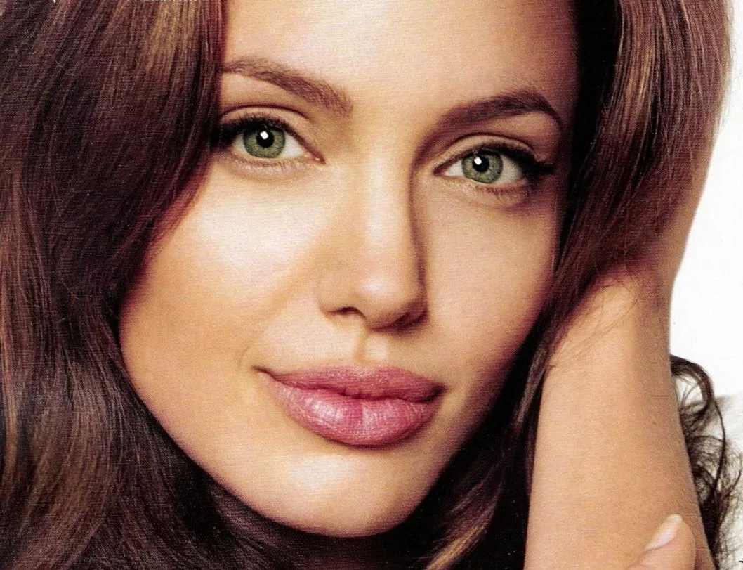 Анджелина Джоли с зелёными глазами