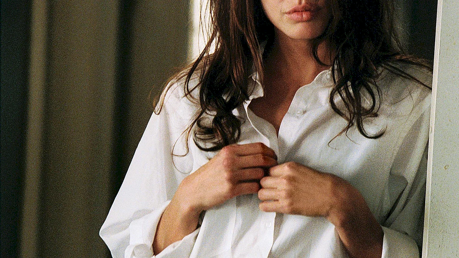 Анджелина Джоли в мужской рубашке