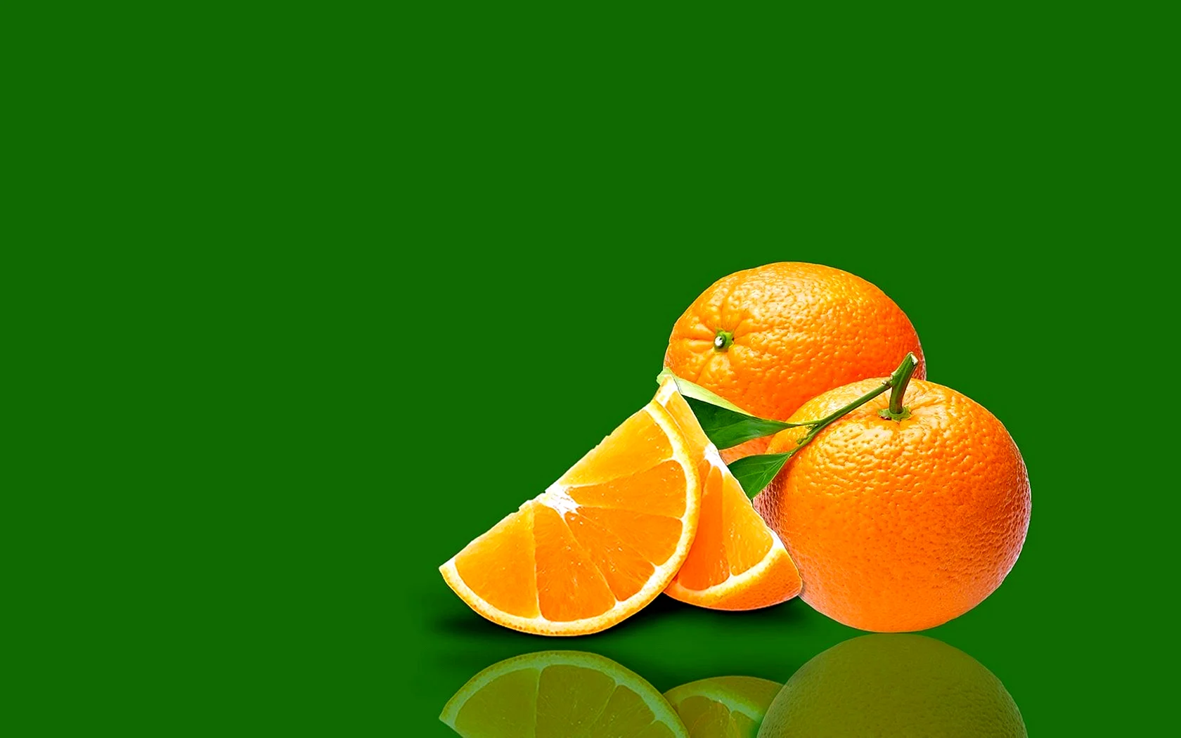 Апельсин на зеленом фоне