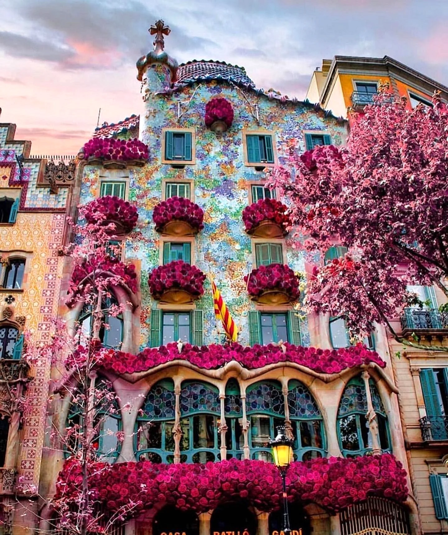 Архитектура Гауди в Барселоне Испания