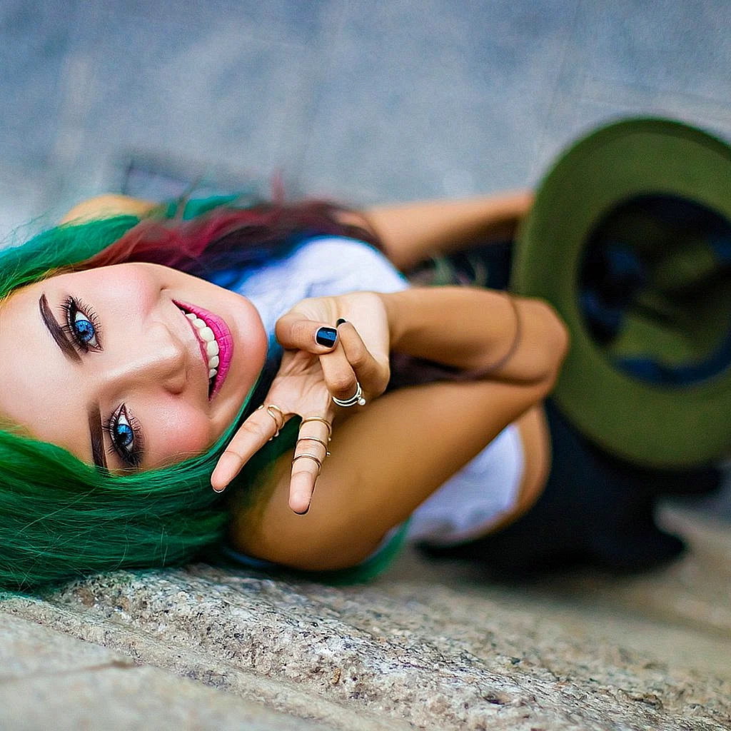 Аватарка девушка с зелеными волосами
