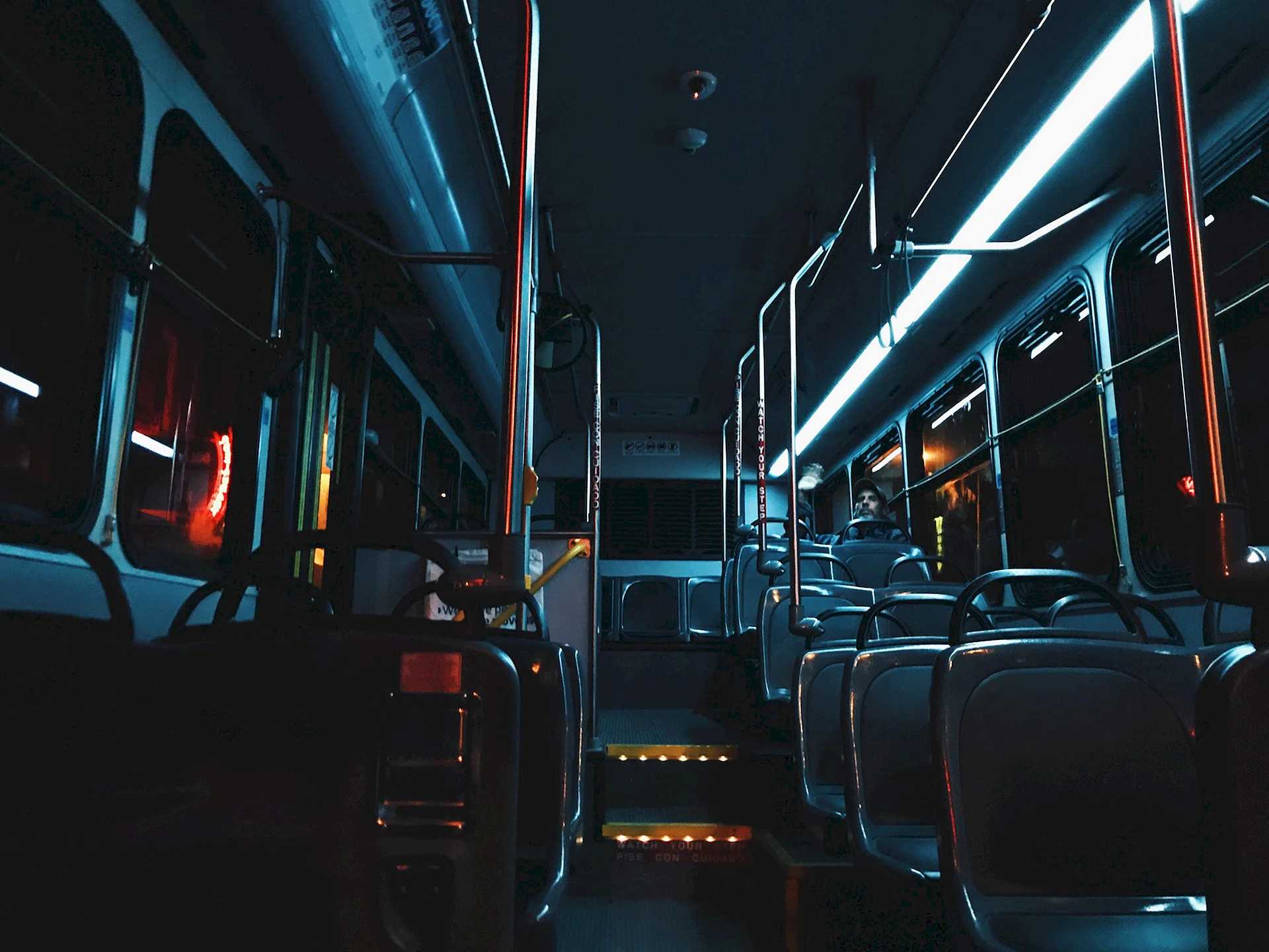 Автобус внутри ночью