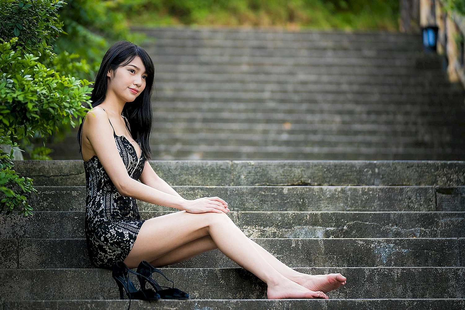 Азиатка платье ножки