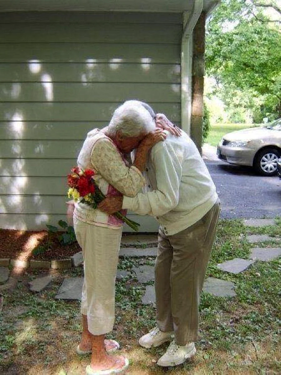 Бабушка и дедушка в обнимку