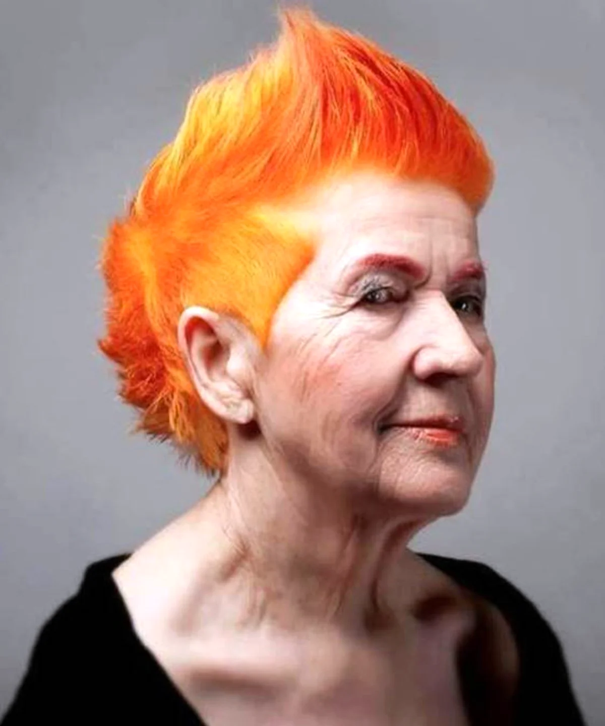 Бабушка с яркими волосами