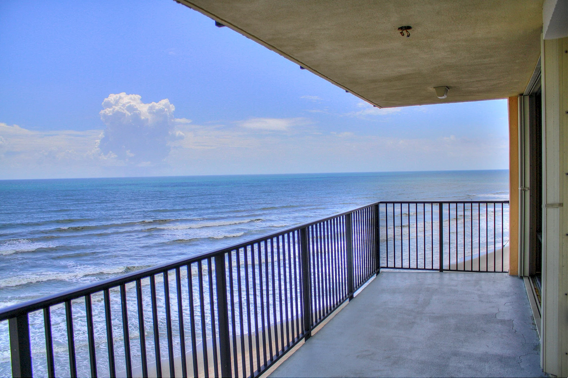 Балкон с перилами с видом на море