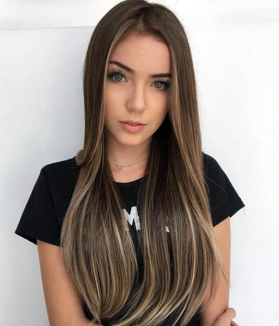 Белые пряди у лица